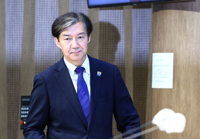 조국 전 조국혁신당 대표가 한동훈 전 국민의힘 비상대책위원장이 김건희 여사의 문자를 무시한 일을 언급하며 이 일로 인해 윤석열 대통령이 한동훈 특검법에 서명할 가능성이 높다고 평가했다. 사진은 조 전 대표가 지난 4일 서울 여의도 국회 소통관에서 당대표 출마선언 기자회견을 하기 위해 단상에 오르는 모습. /사진=뉴스1