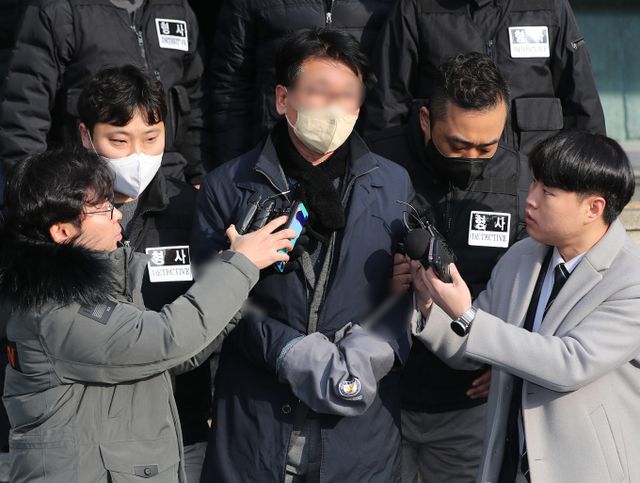  이재명 더불어민주당 대표를 흉기로 찌른 혐의 등으로 재판에 넘겨진 김모씨(67)에게 징역 15년이 선고됐다. 사진은 지난 1월 부산 연제구 연제경찰서에서 검찰로 송치된 이 대표를 살해하려고 흉기를 휘두른 혐의(살인미수)로 구속된 피의자 김씨. /사진=뉴스1