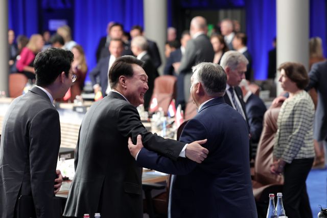 윤석열 대통령이 오는 10∼11일 미국 워싱턴DC에서 열리는 '2024 나토 정상회의'에 참석한다. 사진은 지난해 7월12일(현지시각) 리투아니아 빌뉴스 리텍스포에서 열린 나토 동맹국·파트너국 정상회의에서 참석자들과 인사한 윤석열 대통령. /사진=뉴스1(대통령실 제공)