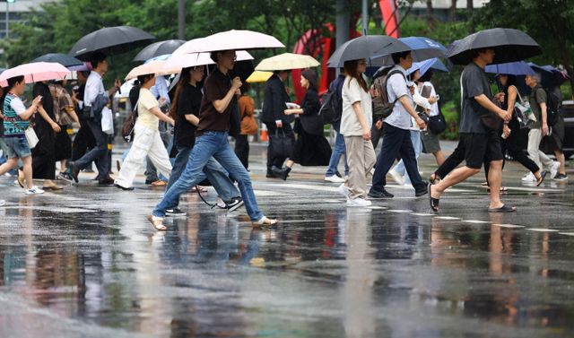 일요일인 오늘 충청권과 남부지방을 중심으로 돌풍과 함께 천둥·번개를 동반한 강하고 많은 비가 내리는 곳이 있겠다. /사진=뉴시스