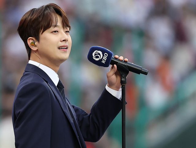가수 이찬원이 '불후의 명곡'에 복귀했다. 지난 6일 오후 인천시 미추홀구 문학동 SSG랜더스필드에서 열린 '2024 신한 SOL Bank KBO 올스타전' 나눔 올스타와 드림 올스타의 경기에 앞서 애국가를 부르는 이찬원. /사진=뉴스1