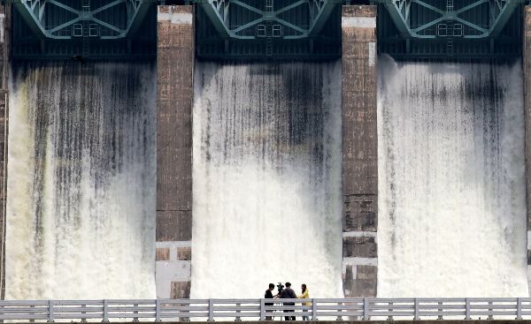 한국수자원 공사가 대청댐의 방류를 시작할 예정이다. 사진은 지난달 10일 대청댐의 모습. /사진=뉴스1