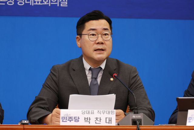 박찬대 더불어민주당 원내대표가 한동훈 전 국민의힘 비상대책위원장의 김건희 여사 문자 메시지 무시 논란을 언급하며 비판의 말을 전했다. 사진은 박 원내대표가 8일 서울 여의도 국회에서 열린 더불어민주당 제5차 중앙위원회의에서 발언하는 모습. /사진=뉴시스