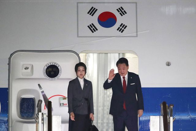 윤석열 대통령이 북대서양조약기구(NATO·나토) 정상회의 참석 등을 위해 미국 방문길에 올랐다.사진은 이날 경기 성남시 서울공항에서 공군1호기에 오른 윤 대통령과 김건희 여사. /사진=뉴스1