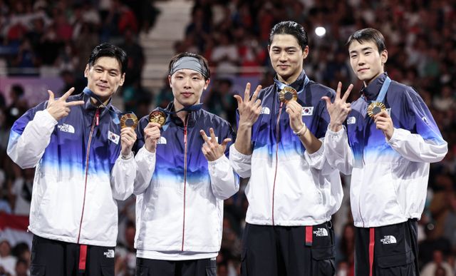  대한민국 펜싱 대표팀 구본길, 오상욱, 박상원, 도경동이 2024 파리올림픽 펜싱 남자 사브르 단체 시상식에서 금메달을 들고 있다. /사진=뉴스1