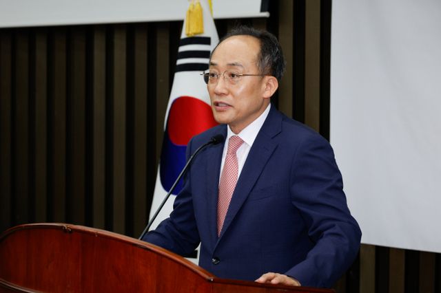 추경호 국민의힘 원내대표가 민생회복지원금법(2024년 민생위기 극복을 위한 특별조치법안)과 노란봉투법(노조법 2·3조 개정안)이 1일 국회 본회의 상정 시 무제한 토론으로 대응하겠다고 말했다. 사진은 추 원내대표가 1일 서울 여의도 국회에서 열린 의원총회에서 비공개 전환을 알리는 모습. /사진=뉴스1