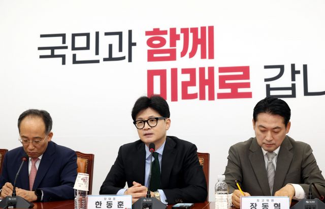 한동훈 국민의힘 대표가 더불어민주당의 이진숙 신임 방송통신위원장 탄핵 추진을 비판했다. 사진은 한 대표(가운데)가 1일 서울 여의도 국회에서 열린 최고위원회의에서 발언하는 모습. /사진=뉴시스