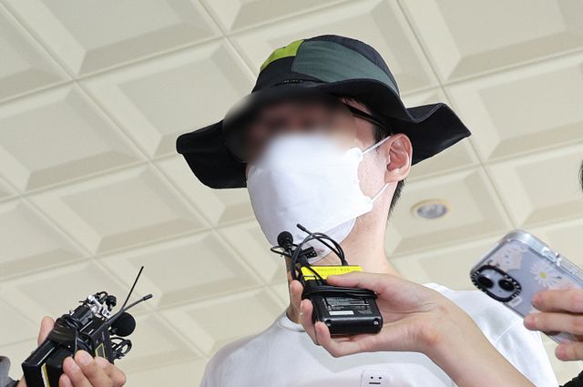 아파트 단지에서 일본도를 휘둘러 이웃 주민을 살해한 혐의를 받는 백모씨가 피해자에게 죄송한 마음은 없다 말하며 영장실질심사에 출석했다. 사진은 1일 서울서부지법에 출석한 일본도 살인 피의자 백모씨. /사진=뉴스1