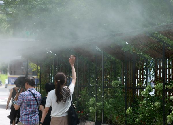 2일 전국이 흐린 가운데 무더운 날씨가 이어질 것으로 예상되며 수도권과 강원권, 충청권에 비가 내릴 것으로 예상된다. 사진은 지난달 31일 서울 중구 서울시청 앞 광장에 설치된 쿨링포그 앞을 지나가는 시민의 모습. /사진=뉴시스