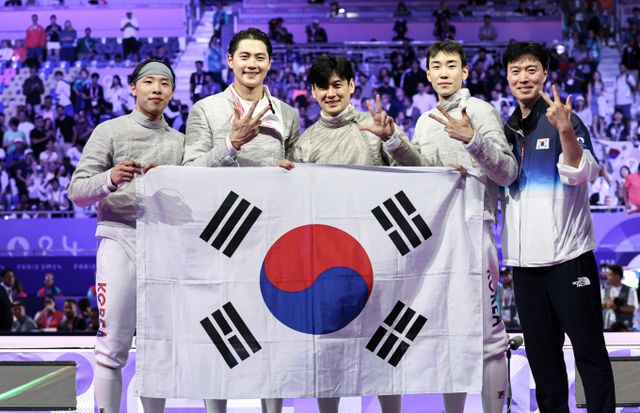 한국이 파리올림픽 남자 사브르 단체전 정상에 올랐다. 사진은 왼쪽부터 구본길, 오상욱, 박상원, 도경동이 금메달을 들어 보이고 있다. /사진= 뉴스1