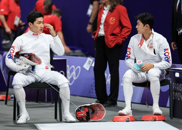  대한민국 근대5종 국가대표팀 전웅태, 서창완 선수가 8일 오후(한국시간) 프랑스 파리 노스 파리 아레나에서 진행된 2024 파리올림픽 근대5종 펜싱 랭킹 라운드에서 대화를 하고 있다./사진-뉴스1
