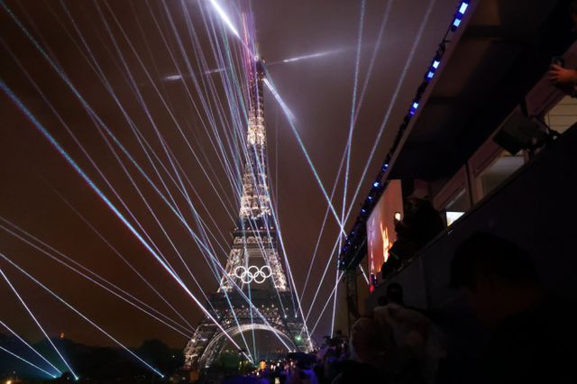  27일(한국시간) 프랑스 파리 트로카데로 광장에서 열린 2024 파리 올림픽 개회식에서 화려한 레이저쇼가 진행되고 있다./사진-공동취재