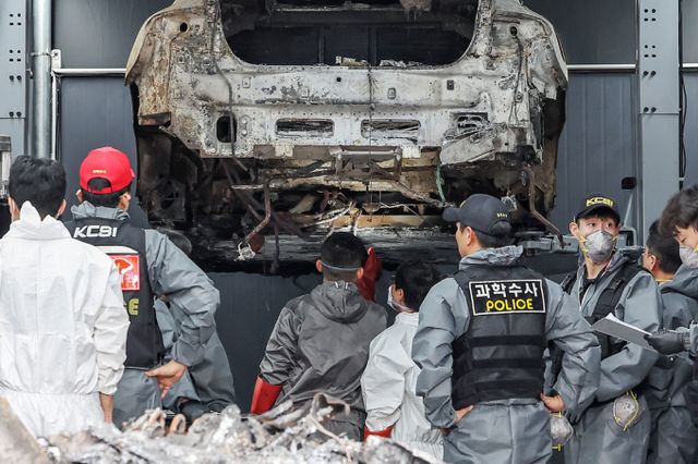 인천 전기차 화재 사고 당시 스프링클러 정지 버튼을 작동한 아파트 관계자에 대한 형사처벌 가능성이 거론된다. 사진은 화재 전기차에 대한 2차 합동감식을 벌이는 모습. /사진=뉴스1