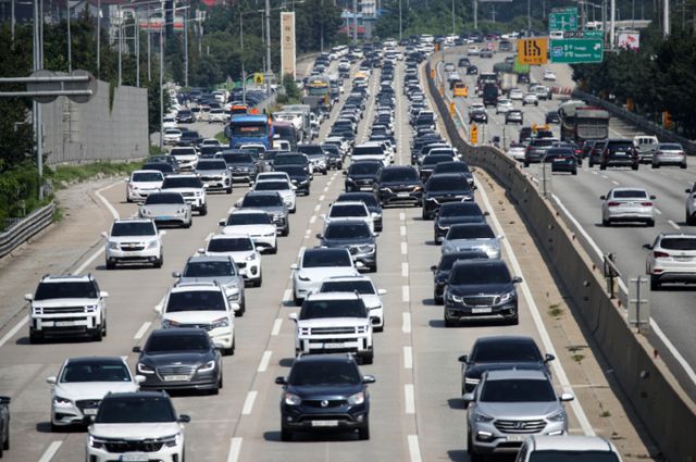 10일 전국 고속도로 교통량은 평소 주말보다 많을 전망이다. 사진은 지난 4일 경기 여주휴게소 인근 영동고속도로 상행선. /사진=뉴스1