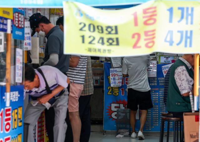 14일 오전 서울시내 한 복권판매점에서 방문객들이 복권을 구매하고 있다. /사진-뉴시스