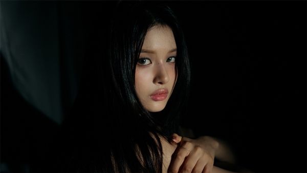 엔믹스가 컴백 프로모션 일환 다양한 콘텐츠를 선보이고 있는 가운데 비주얼 필름의 스산한 분위기로 눈길을 끌었다. / 사진 = JYP엔터테인먼트