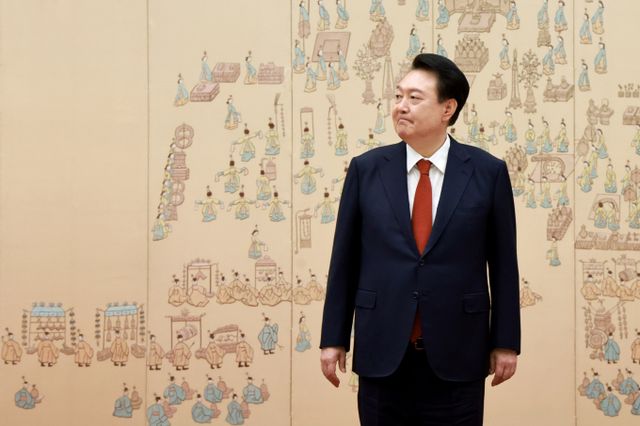 고위공직자범죄수사처(공수처)가 윤석열 대통령의 휴대전화 통신 기록을 확보했다고 밝혔다. 사진은 윤 대통령이 지난 2일 서울 용산 대통령실 청사에서 열린 임명장 및 재외공관장 신임장 수여식에 참석한 모습. /사진=뉴시스(대통령실통신사진기자단) 