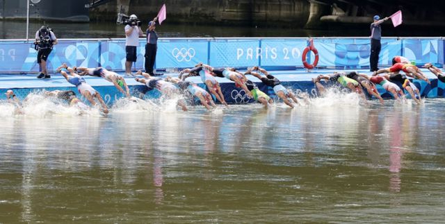 센강 수질 오염문제 논란은 대회 내내 이어졌다. 사진은 31일(현지시각) 프랑스 파리 알렉상드르 3세 다리 인근 센강에서 열린 2024 파리올림픽 트라이애슬론(철인 3종 경기) 남자 개인전에서 선수들이 입수하고 있는 모습. /사진=뉴스1