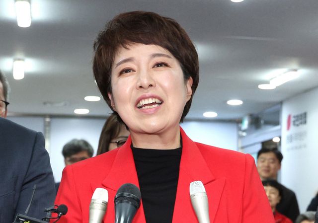 국회 국토교통위원회 소속 김은혜 의원(국민의힘·성남 분당을)이 리모델링 사업이 진행되고 있는 공동주택의 주택분 재산세를 면제하는 개정안을 발의했다. 사진은 김은혜 의원이 지난 4월 경기 성남시 분당구에 마련된 자신의 선거사무소에서 당선이 확실해지자 소감을 밝히는 모습. /사진=뉴스1