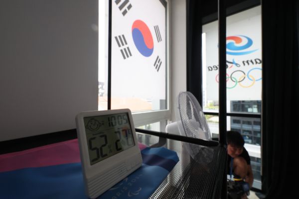 선수촌에는 기후 위기에 대응한다는 명목 하에 에어컨이 설치되지 않았다. 사진은 지난달 23일(한국시각) 프랑스 파리 생드니 올림픽 선수촌 미디어데이에서 공개된 대한민국 숙소 내부 온도가 27도를 가리키고 있는 모습. /사진=뉴스1