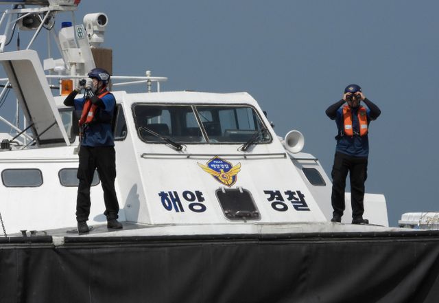 인천 하나개해수욕장 일대에서 지난 13일 60대로 추정되는 여성이 숨진 채 발견됐다. 사진은 인천해양경찰서 특수구난 1호정 대원들이 지난해 7월3일 인천 중구 무의동 하나개해수욕장에서 수난사고 예방활동을 하는 모습. 해당 기사와 상관없음. /사진=뉴스1
