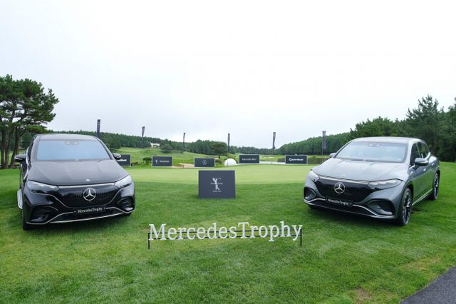 메르세데스-벤츠 코리아가 배터리 셀 제조사를 공개했다. 사진은 메르세데스 트로피 2023 내셔널 파이널에 전시된 (왼쪽부터) 더 뉴 EQE SUV와 EQS SUV. /사진=메르세데스-벤츠 코리아