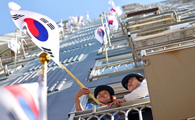 이날 아파트 입주민들과 어린이들은 태극기를 휘날리며 광복을 기념했다. 사진은 이날 대구 북구 동화훼밀리타운 아파트에서 열린 전 세대 태극기 달기 운동'에서 태극기를 게양하는 주민의 모습. /사진=뉴시스 