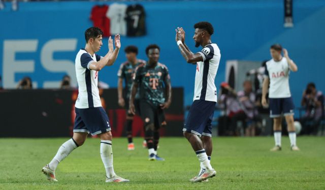 에메르송 로얄이 AC 밀란으로 이적했다. 사진은 서울월드컵경기장에서 열린 쿠팡플레이 시리즈 잉글랜드 프리미어리그 토트넘 홋스퍼와 독일 분데스리가 바이에른 뮌헨의 경기에서 후반 교체되며 에메르송 로얄과 손흥민이 인사하고 있는 모습. /사진=뉴시스