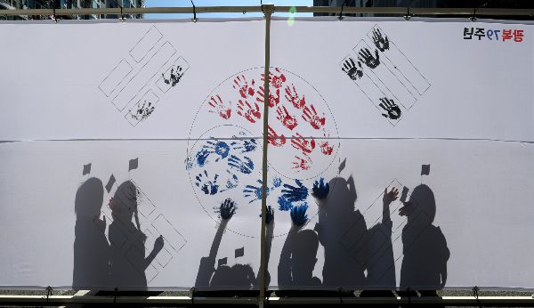 광복절을 앞둔 13일 대구 북구 한 아파트에서 전세대가 태극기를 게앙했다. 사진은 이날 대구 북구 동화훼밀리타운 아파트에서 열린 전 세대 태극기 달기 운동'에서 어린이집 원생들이 손도장으로 태극기에 색을 입히는 모습. /사진=뉴시스 