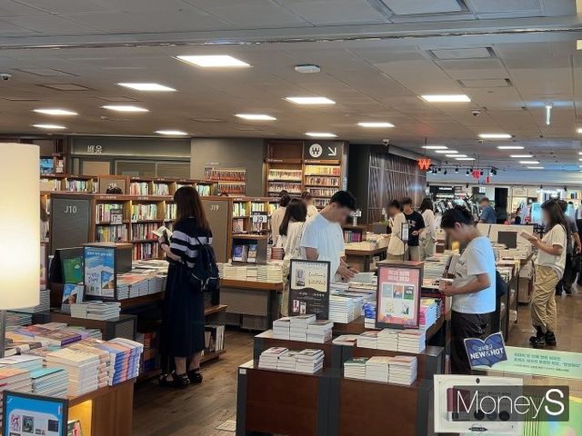 독서문화 활성화를 위해 예스24에서 '#왓츠인마이책장' 챌린지를 진행한다. 사진은 지난 6일 서울 종로구 교보문고 광화문점을 찾은 시민들이 더위를 피해 독서를 하는 모습. /사진=김유림 기자