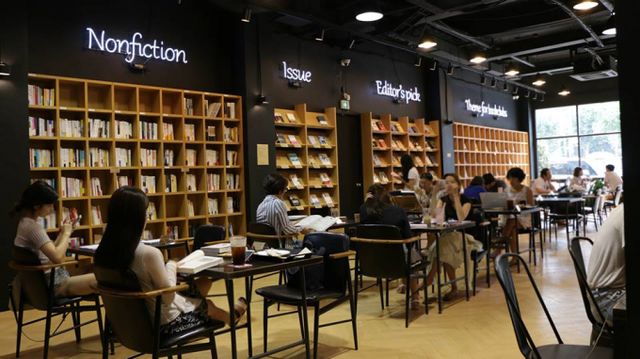 필사, 도서구매, 전시 인증샷 등 Z세대에게 텍스트힙은 하나의 문화로 정착했다. 사진은 서울 마포구에 있는 동네서점 북티크. /사진=북티크 제공