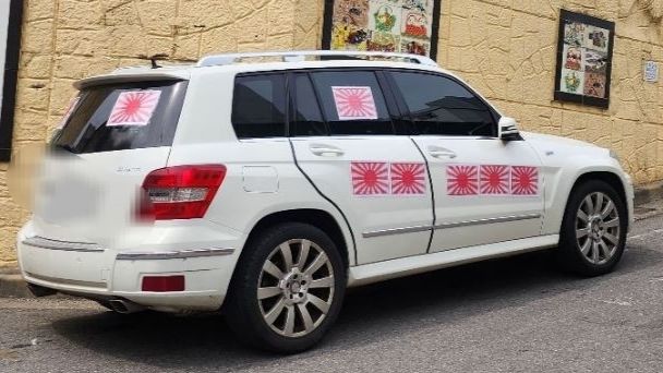 자동차에 '욱일기'를 붙인 차주가 횡단보도에 차량을 주차한 사실이 적발돼 과태료 처분을 받을 예정이다. /사진=뉴스1