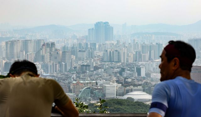 부동산플래닛이 발표한 '2024년 2분기 전국 부동산 유형별 매매시장 동향 보고서'에 따르면 2분기 전국에서 발생한 부동산 거래액이 100조를 돌파했다. 사진은 서울 남산에서 바라본 아파트 밀집 지역의 모습. /사진=뉴시스