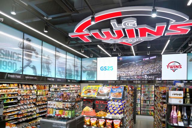 편의점 GS25가 지난 14일 프로야구단 LG트윈스와 협업해 잠실타워점에 야구단 특화 매장을 오픈했다고 15일 밝혔다. /사진=GS리테일
