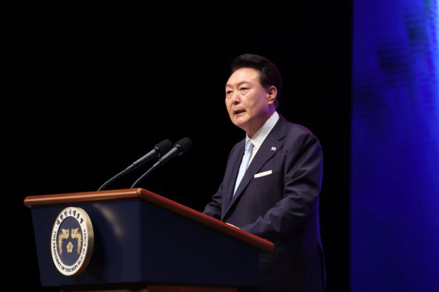 윤석열 대통령이 15일 제79주년 광복절을 맞아 새로운 통일 담론을 발표했다. 사진은 윤 대통령이 서울 종로구 세종문화회관에서 열린 제79주년 광복절 경축식에서 경축사를 하는 모습. /사진=뉴시스