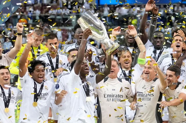 레알 마드리드가 15일(한국 시각) 폴란드 바르샤바 국립경기장에서 열린 아탈란타(이탈리아)와의 2024-25 UEFA 슈퍼컵에서 2-0으로 승리했다. '이적생' 킬리안 음바페(26)가 데뷔골을 넣고 트로피를 들어 올렸다./사진=뉴시스