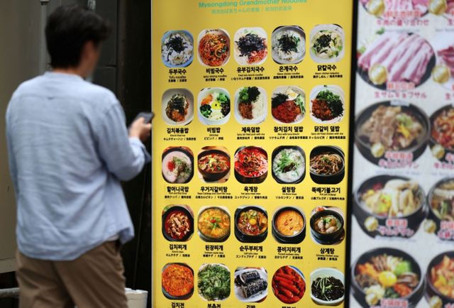 통계청 조사 결과 지난해 외식 물가 상승률은 6%로 30년 만에 가장 높은 것으로 나타났다. 서울 시내 음식점 밀집 지역에서 한 시민이 메뉴를 살펴보고 있다. /사진=뉴시스