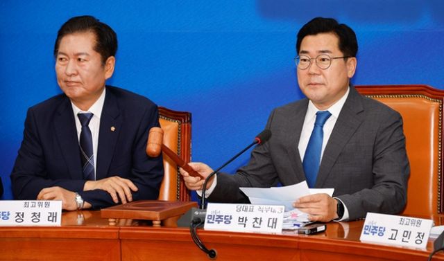 박찬대 더불어민주당 원내대표가 한동훈 국민의힘 대표가 제안한 제3자 추천 채상병 특검법을 수용 가능하다고 말했다. 사진은 박 원내대표(오른쪽)가 16일 서울 여의도 국회에서 전당대회 전 마지막으로 열린 최고위원회의에 참석해 개의를 선언하는 모습. /사진=뉴스1