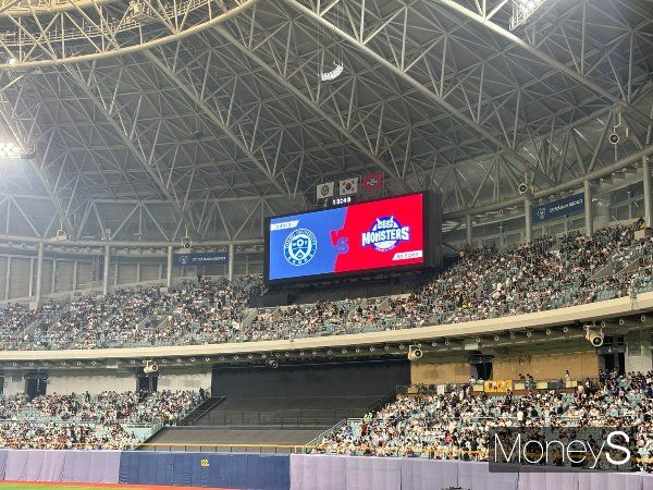 여름을 맞아 스포츠 행사나 콘서트 등 인기 있는 이벤트가 열리면서 티켓팅 전쟁이 벌어지고 있다. 사진은 지난달 15일 서울 구로구 고척 스카이돔에 JTBC 최강야구 직관 경기를 보기 위해 모인 사람들. /사진=최진원 기자 