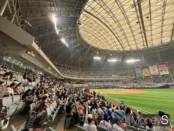 사진은 지난달 15일 서울 구로구 고척 스카이돔에서 열린 JTBC 최강야구 직관 경기를 보기 위해 모인 사람들. /사진=최진원 기자 