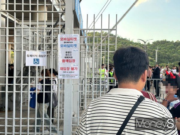 지난달 31일 서울월드컵경기장에서 열린 토트넘 훗스퍼 방한 경기에는 티켓값이 최소 15만원으로 고가에도 불구하고 MZ세대가 많이 몰리며 6만명 이상의 관중을 기록했다. 사진은 지난달 31일 서울월드컵경기장에서 열린 팀 K리그와 토트넘 훗스퍼 경기 출입구에 재입장이 불가능하며와 예매자와 동행인이 함께해야 한다는 내용의 안내문이 붙어있는 모습. /사진=최진원 기자