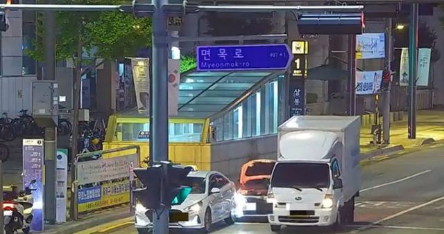 음주 사고를 낸 후 운전자를 바꿔치기 한 30대 남성 2명이 붙잡혔다. 사진은 가해 차량이 자난달 2일 중랑구 상봉역 앞 도로에서 차량 2대와 동시에 추돌한 모습. /사진=뉴시스