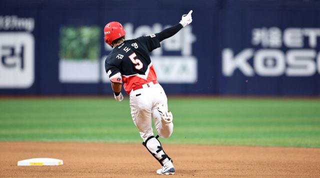 지난 15일 KIA 타이거즈 김도영(21)이 이전 7경기동안 이어진 무홈런을 깨고 마침내 30홈런을 기록해 30-30클럽에 가입했다. 사진은 15일 오후 서울 구로구 고척스카이돔에서 열린 프로야구 2024 KBO리그 KIA 타이거즈와 키움 히어로즈의 경기에서 김도영이 5회초 1사 1루 2점 홈런을 치고 세리머니를 하고 있는 모습. /사진=뉴시스