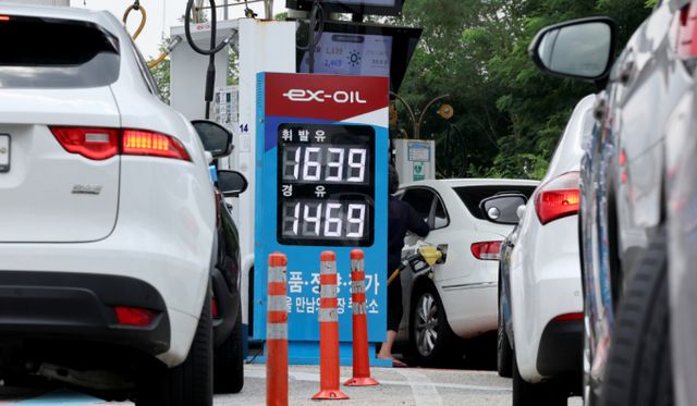 서울 서초구 경부고속도로 만남의광장 주유소 유가 안내판에 유가정보가 표시돼있다. / 사진=뉴스1 장수영 기자 