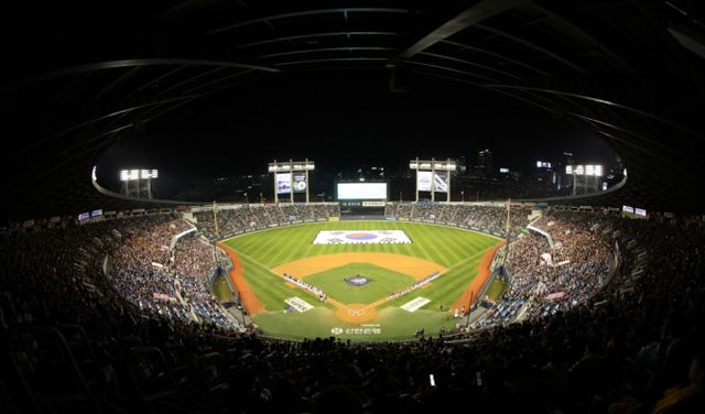 프로야구 두산 베어스가 광복절에 일장기를 걸었다가 내렸다. 사진은 잠실야구경기장에 대형 태극기가 펼쳐진 모습. /사진=뉴스1