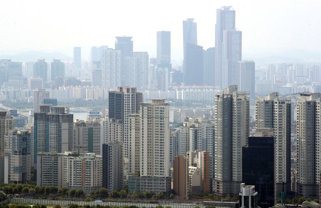 8·8부동산대책으로 청약 시 무주택자로 인정하는 범위가 확대돼 청약 시장의 '병목 현상'이 심해질 것이라는 전망이 나왔다. 사진은 서울 남산에서 바라본 시내 아파트 밀집 지역. /사진=뉴스1