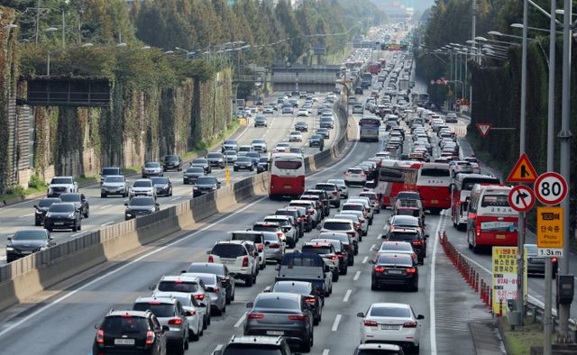광복절 징검다리 연휴 여파에 전국 고속도로가 평소 주말보다 혼잡할 전망이다. 사진은 경부고속도로 잠원 나들목 인근 모습. /사진=뉴시스