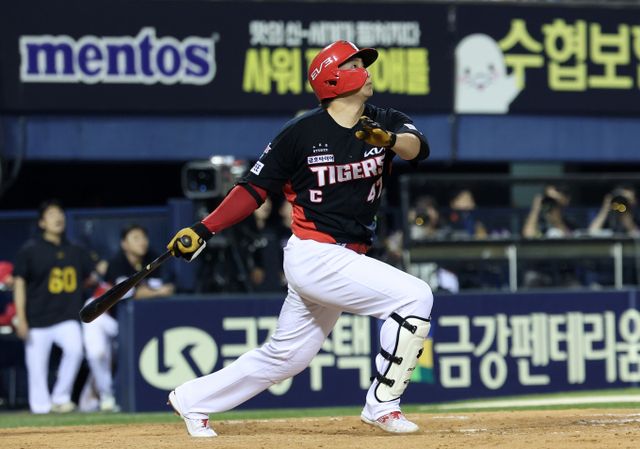 역전 투런포를 쏘는 KIA 나성범. KIA는 이날 LG에 10점차 대승을 거뒀다. /사진=뉴스1