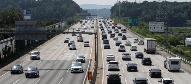 경기 여주휴게소 인근 영동고속도로 상하행선에 차량들로 이동하고 있다./사진=뉴스1