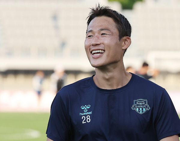 수원FC 소속 미드필더 손준호가 국내 복귀 10경기만에 골을 터트리며 1400일만에 득점에 성공했다. 사진은 지난 6월25일 경기 수원종합운동장에서 열리는 수원FC와 광주FC를 앞둔 손준호. /사진=뉴스1 